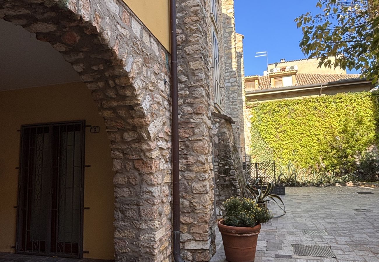 Appartamento a Torri del Benaco - Casa Portici in centro a Torri