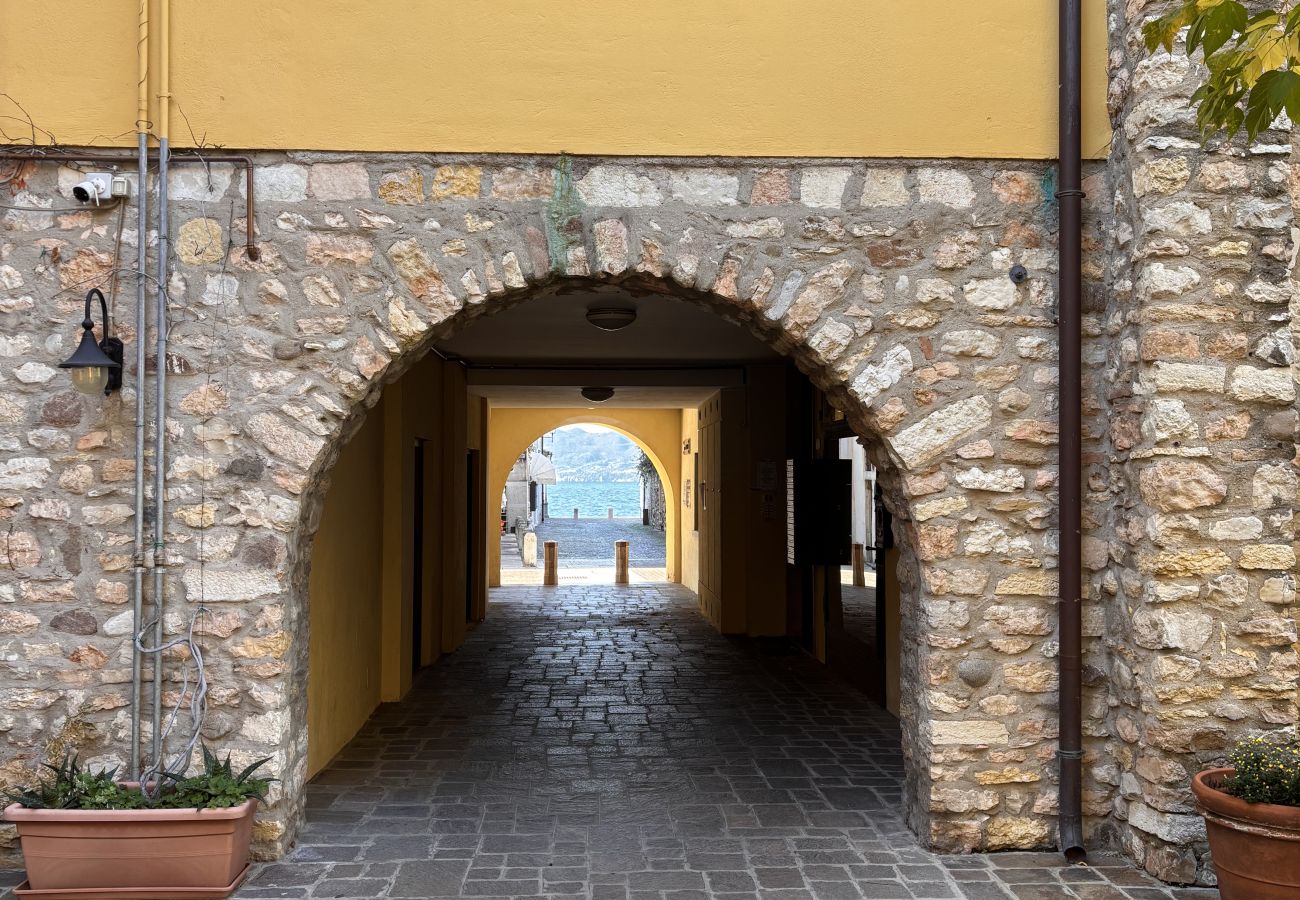 Appartamento a Torri del Benaco - Casa Portici in centro a Torri