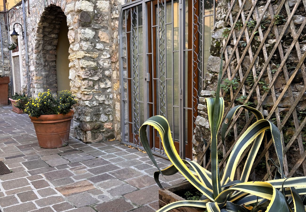 Ferienwohnung in Torri del Benaco - Casa Portici in centro a Torri