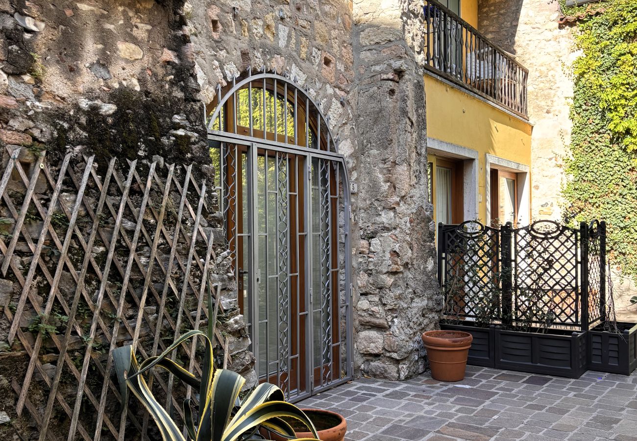 Ferienwohnung in Torri del Benaco - Casa Portici in centro a Torri