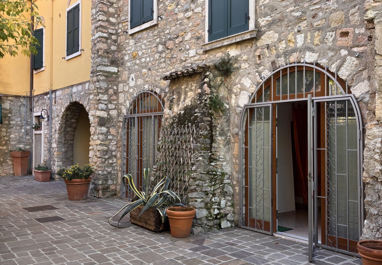 Ferienwohnung in Torri del Benaco - Casa Portici in centro a Torri