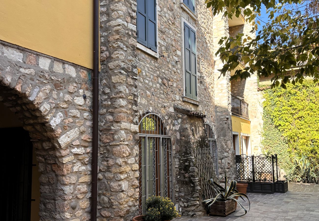 Apartment in Torri del Benaco - Casa Portici in centro a Torri