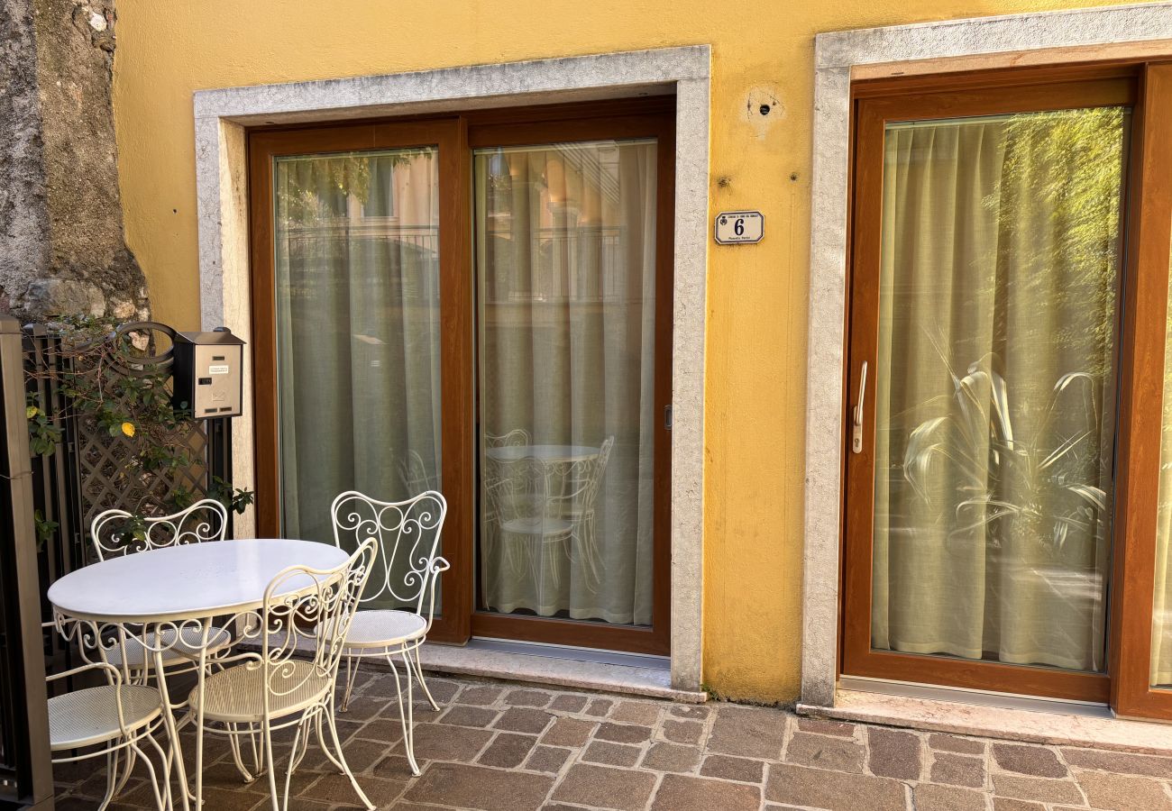 Apartment in Torri del Benaco - Casa Portici in centro a Torri